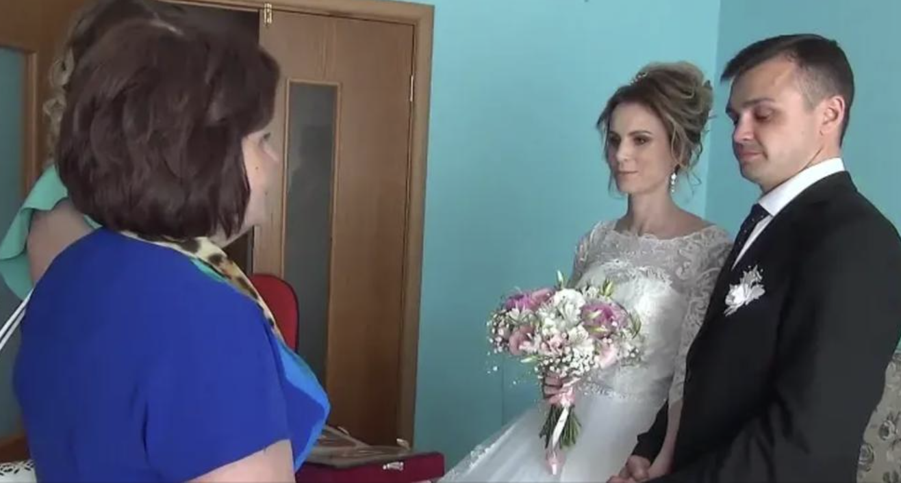 За три дні до весілля до села приїхала жінка із ваг ітною дівчиною Ваша дівка ще знайде когось, а моя на восьмому місяці вже.