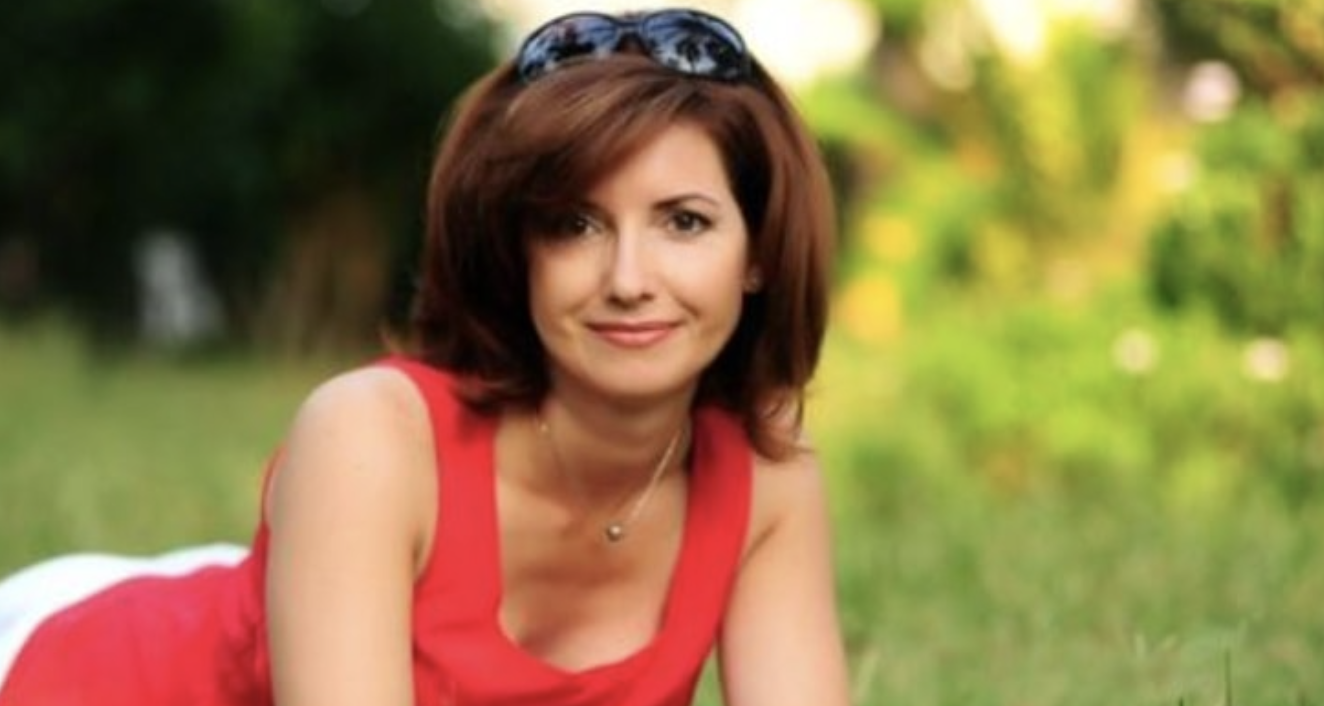 На жаль, початок цієї історії не дуже хороший. Я була заміжня десять років. Щаслива в шлюбі ніколи не була. Всі ці роки терпіла алкоголізм чоловіка, побої, вічні розборки. І народжувала дітей, тому що п’яним він ґвалтував мене. Ми жили в маленькому селі, тому від побоїв чоловіка мені особливо нікуди було бігти. Спочатку ми з дітьми ховалися у матері. Але, природно, чоловік там знаходив нас. І навіть одного разу посмів вдарити мою матір. А потім я просто бродила по вулицях з дітьми. Я сподівалася, що він як завжди вип’є пляшку іншу і засне, а ми з дітьми залишимося без побоїв. У свій час у мене була слабка надія, що свекруха зможе вплинути на свого непутящого сина. Але та нічого не робила. Вона була зайнята своїм особистим життям.