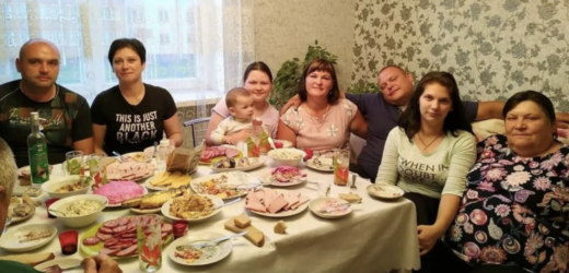 Діти сіли за святковий стіл, пообідали. Ніхто з них не згадав, який сьогодні день. Завантажили в багажники продукти і вирушили в місто. Зоя довго дивилася їм услід. Та не відривала від дороги погляду до тих пір, поки автомобілі не зникли з поля зору. – Діти! Я ж на воді економила в цій спекотній Іспанії! Всі гроші віддавала вам !, – але крику матері вже ніхто не чув …