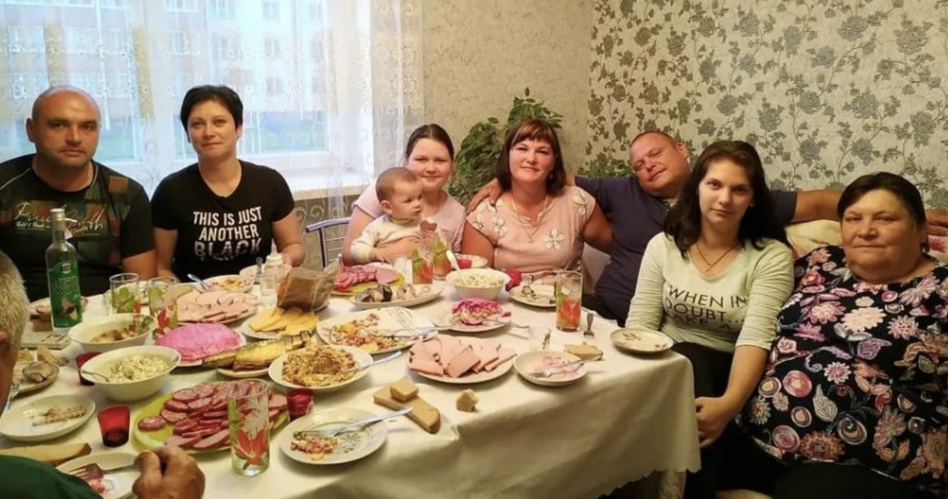 Діти сіли за святковий стіл, пообідали. Ніхто з них не згадав, який сьогодні день. Завантажили в багажники продукти і вирушили в місто. Зоя довго дивилася їм услід. Та не відривала від дороги погляду до тих пір, поки автомобілі не зникли з поля зору. – Діти! Я ж на воді економила в цій спекотній Іспанії! Всі гроші віддавала вам !, – але крику матері вже ніхто не чув …