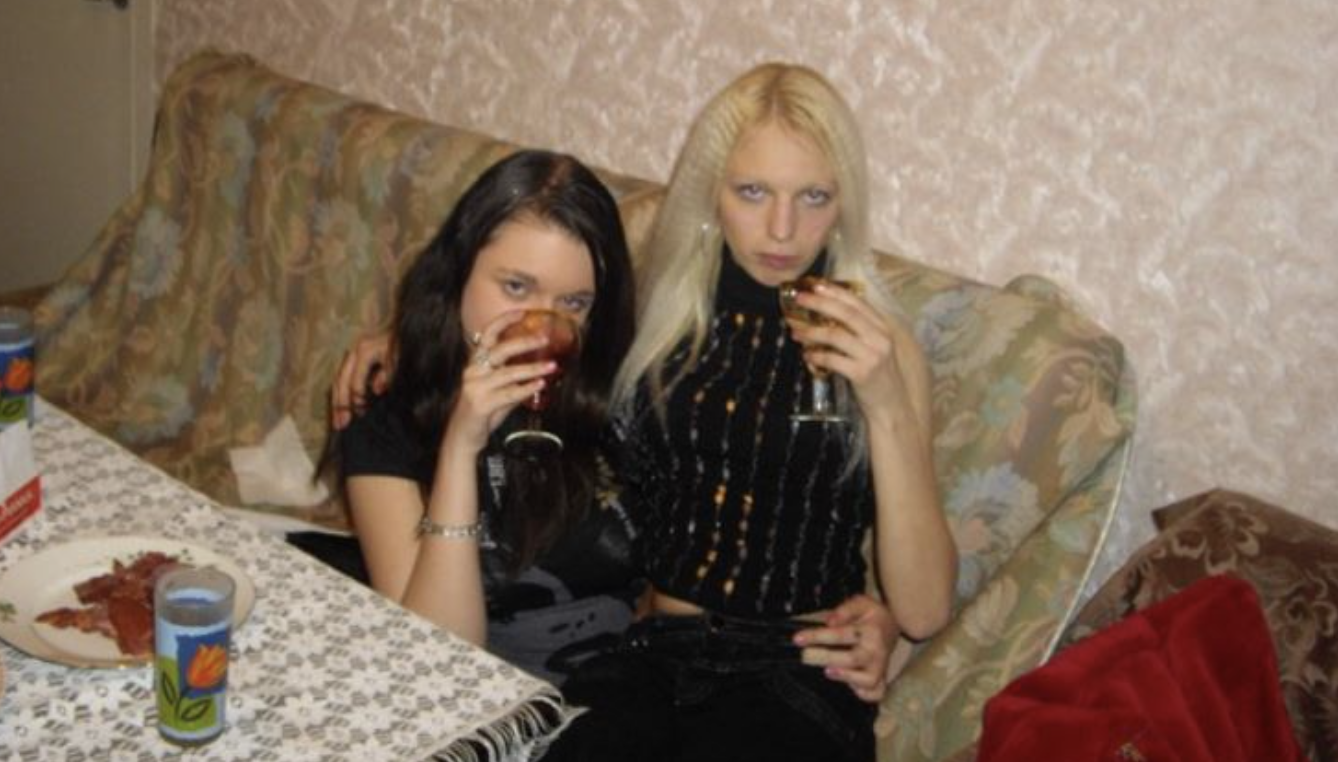 Коли я відчинив дівчаткам двері, то впав у ступор. Думав, може мерехтить, але ні. Це було моє перше кохання, з яким ми розлучилися дуже важко, ще вісім років тому. Її звали Олена. Я дуже некрасиво вчинив і покинув її.