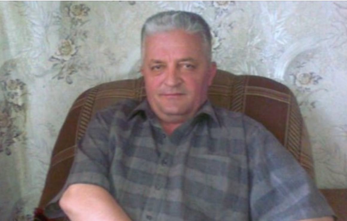 Коли Зіні було 6, моєї дружини не стало. Після цього я жодного дня не прожив для себе. На по хоронах дружини я пообіцяв їй, що до кінця днів своїх буду піклуватися про нашу доньку і любити її за нас двох. Моя Зіна росла розумницею. Вона вчилася на одні п’ятірки, допомагала мені по дому, готувала прямо як мама: смачно — пальчики оближеш. Час минав, Зінка вступила до університету своїми силами. Там її успішність помітно впала, але це було неважливо, адже дочка паралельно працювала і, як і раніше, допомагала мені по господарству. Пізніше Зінуля познайомилася з Михайлом, а незабаром і мене з ним познайомила. Він здався мені хорошим хлопцем, і я дуже зрадів, коли діти сказали, що вирішили жити зі мною після весілля.