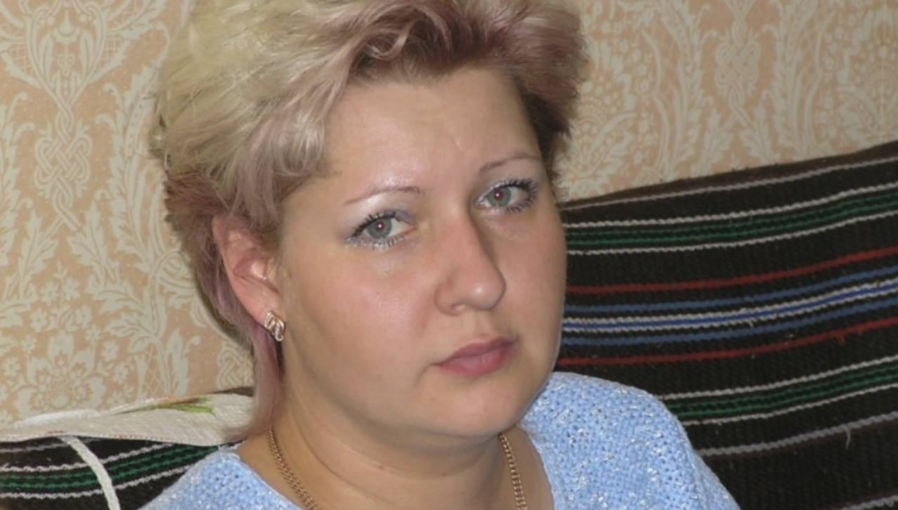 Коли бабусі не стало, ми отримали у спадок двокімнатну квартиру у центрі. Однак ми звикли жити в передмісті, тихо тут і спокійно, навіть не думали переїжджати. Тож вирішили, що квартиру здамо в оренду. Орендарі знайшлися швидко, багато хто відгукнувся на оголошення. Ми погодилися надати житло дівчині, яка зателефонувала третьою. Її влаштували наші умови та розмір плати. Ми не хотіли їй докучати візитами, тому переклади здійснювали дистанційно. Але через півроку нам зателефонувала сусідка і почала скаржитися, що з нашої квартири постійно вночі шум, мовляв, там постійно якісь гучні вечірки.