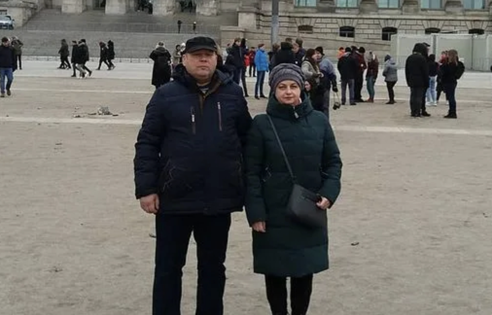 Можете вважати мене поганою матір’ю та бабусею, але, поклавши руку на серце, у мене зовсім немає бажання їхати до сина в Україну на свята. Я вже заздалегідь знаю, що станеться, коли переступлю поріг його квартири. Все почнеться з награних привітань, цих нещирих обіймів та поцілунків. Мій син Михайло явно переслідує лише одну мету…