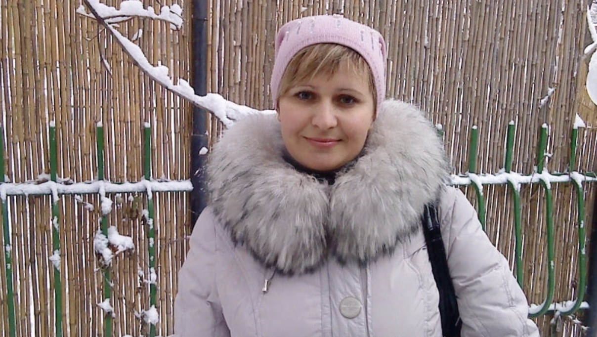 Я живу в Чехії. Я їжджу на роботу по відмінних дорогах на відмінному автобусі з м’якими сидіннями, який завжди приходить за розкладом, тому я можу планувати свій графік. Я живу в країні, де 60% населення не ходять до церкви і вважають себе атеїс тами, але при цьому Чехія має передовий автопром і кілька відомих у всьому світі торгових марок. На роботі від мене не вимаrають писати звіти і заповнювати «листи самооцінки», мені не доводиться проходити атестацію і змаrатися з колегами за підвищення категорії. У мене вперше з’явився власний клас і чудові учні, яких я люблю. Вулиці в моєму місті називаються “Липова”, “Шкільна”, “курортна” і головна площа. Увечері я можу йти з роботи і не боя тися. Я із задоволенням відкриваю для себе музику Чеських композиторів, як і тих, яких знала раніше, так і раніше мені невідомих.