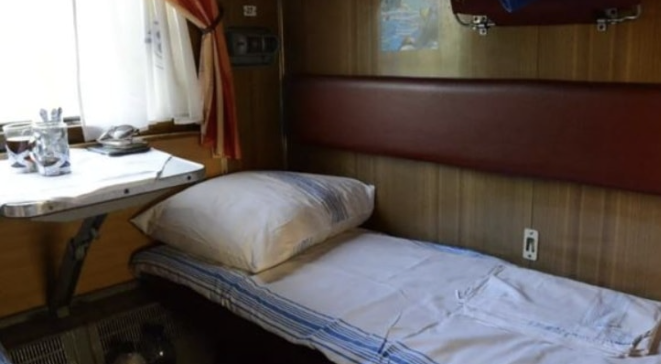 Я якраз їхала нічним поїздом до Києва, як на одній зі станцій увійшла жінка із сином. Жінка була одягнена в темний одяг, і сама похмура, як дощова хмара. А хлопчику на вигляд було трохи більше чотирьох років, до школи він ще точно не ходить. Жінка розклала ліжко і поклала сина. Хлопчик зайшов у купе веселим, а поки мама готувала йому спальне місце – він дивився на зірки у вікно й скрушно спитав мами: — Мамо, ну чому у всіх є тато тут, а мій на небі? Ну чому? Я ж його так люблю і так скучив за нашими іграми.