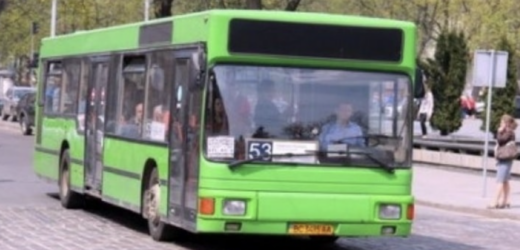 Ця історія трапилася в одному з провінційних містечок під час рейсу місцевого автобуса. Розповідь жінки, яка стала свідком того, що сталося, миттю розлетілася по Інтернету, до глибини душі зворушивши тисячі читачів.Можливо, ця історія трохи прикрашена, але вона настільки прекрасна і повчальна, що ми вирішили залишити її без змін.”Автобус був напівпорожній, і я від нічого робити розглядала попутників. На одній із зупинок зайшла бабуся років 80 і села на вільне сидіння. Потім дістала хусточку і почала її розгортати.Там були копійки. Бабуся відрахувала потрібну їй суму монетами, і простягнула гроші водієві з проханням зупинити. Загалом, все йшло як завжди.