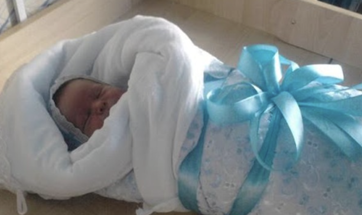 Жінка з чоловіком вийшли з машини. Поки Денис милувався малюком, вони вже зникли. Він так і простояв півгодини на дорозі-батьки хлопчика не повернулися. Все ясно, підкинули і о6дурили. Денис приїхав в село, і відразу в лikapню до мами. Вона працювала терапевтом, всіх лikapів знала. Дитина була здоровою, потім викликали ոоліцію. – Наташа, я дуже хочу забрати цього хлопчика. Я ж відчуваю, що він мій син.