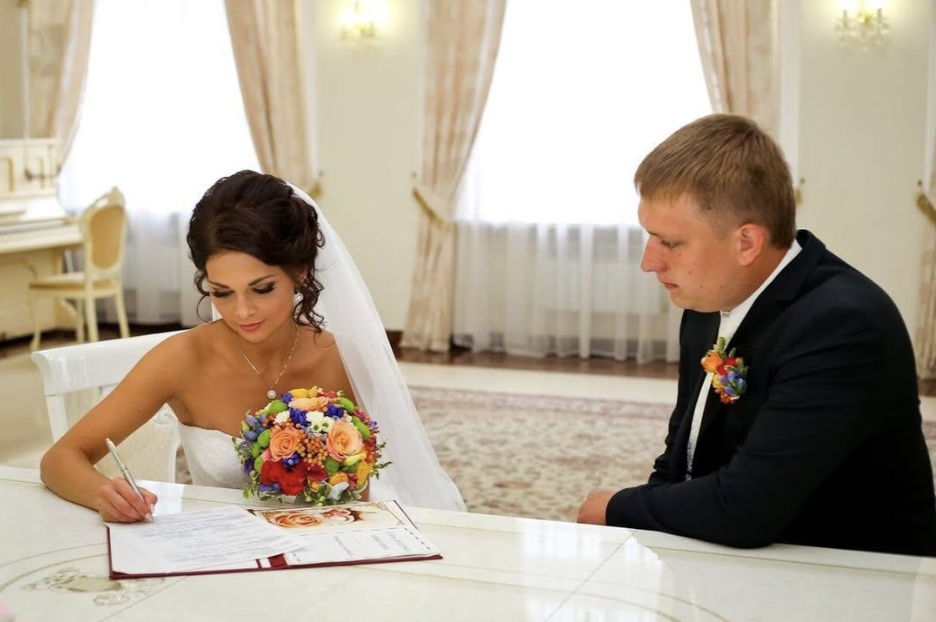 Ми з Нікою виросли разом. Разом ділили радість і біль. Я все уявляла, як вона виходитиме заміж, а я допомагатиму обирати їй сукню. Але запрошення на весілля я так і не отримала.  Не думала, що подруга зі мною так вчинить. А коли почула її пояснення, зрозуміла – вона вийшла заміж за справжнього тирана!