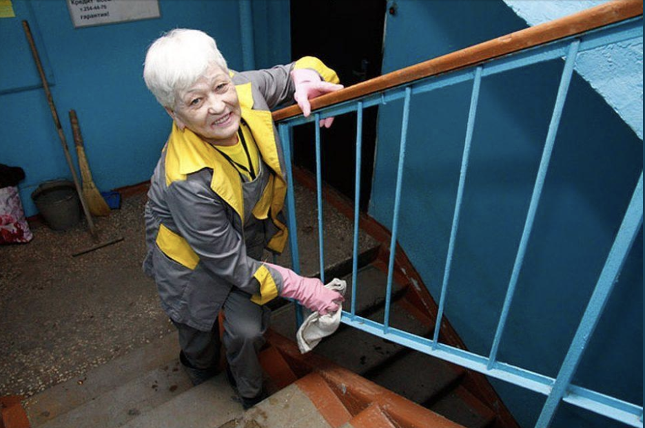 Найбільше в житті я не люблю нахаб. А коли вони ще й починають зверхньо ставитися та ображати літніх людей – то взагалі готова з кулаками кидатися! У нас працює прибиральницею одна бабуся Наталка. Знаємо, що у неї чоловік лежачий, доньки за ним доглядають, живе у гуртожитку через дорогу. Чесно, от ми її через жалість взяли на роботу, було дуже шкода стареньку. І вона така хороша бабуся, анекдоти розповідає, часто приносила нам домашні пиріжки та частувала.  І раз до нас прийшла одна фіфа-клієнтка. Коли я побачила, як вона говорить до бабусі – то вирішила її негайно провчити!