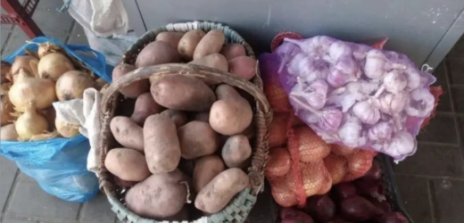 Бабуся постійно передавала з села гостинці – картопля, морква, смалець, яйця, консервація. І ми це все ще й мали розвозити родичам. Свекруха завжди кривила носом “ой, що то баба так мало передала, жаліє!” А сестри нарікають, що “ви собі заникали пару банок!”. Тоді я вирішила їх нарешті провчити! Бо ми не таксі!