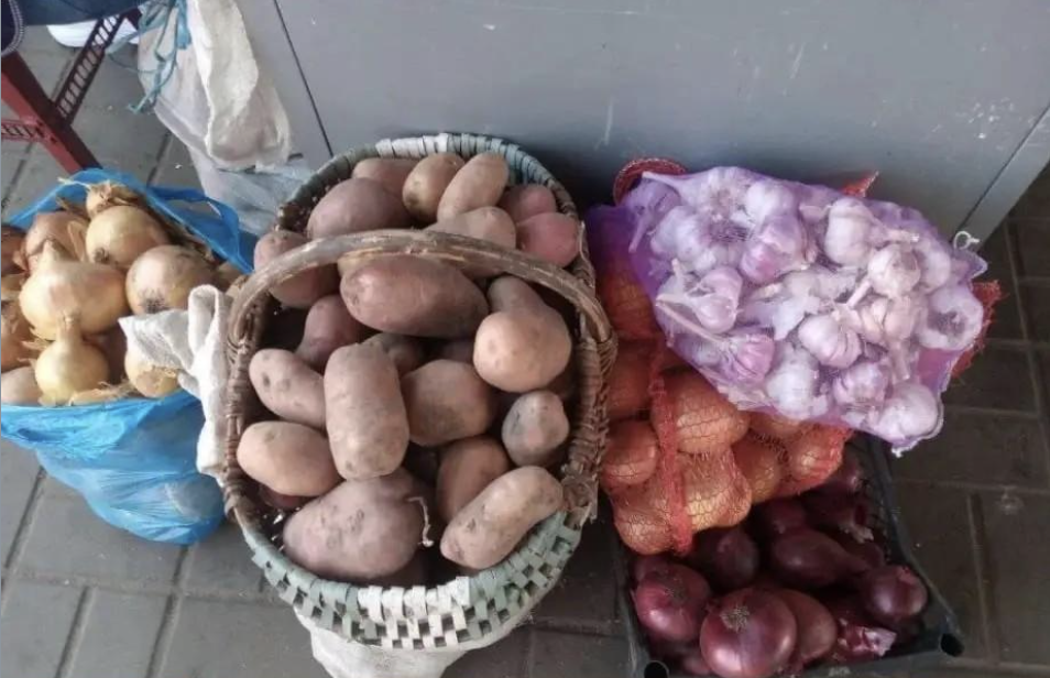 Бабуся постійно передавала з села гостинці – картопля, морква, смалець, яйця, консервація. І ми це все ще й мали розвозити родичам. Свекруха завжди кривила носом “ой, що то баба так мало передала, жаліє!” А сестри нарікають, що “ви собі заникали пару банок!”. Тоді я вирішила їх нарешті провчити! Бо ми не таксі!