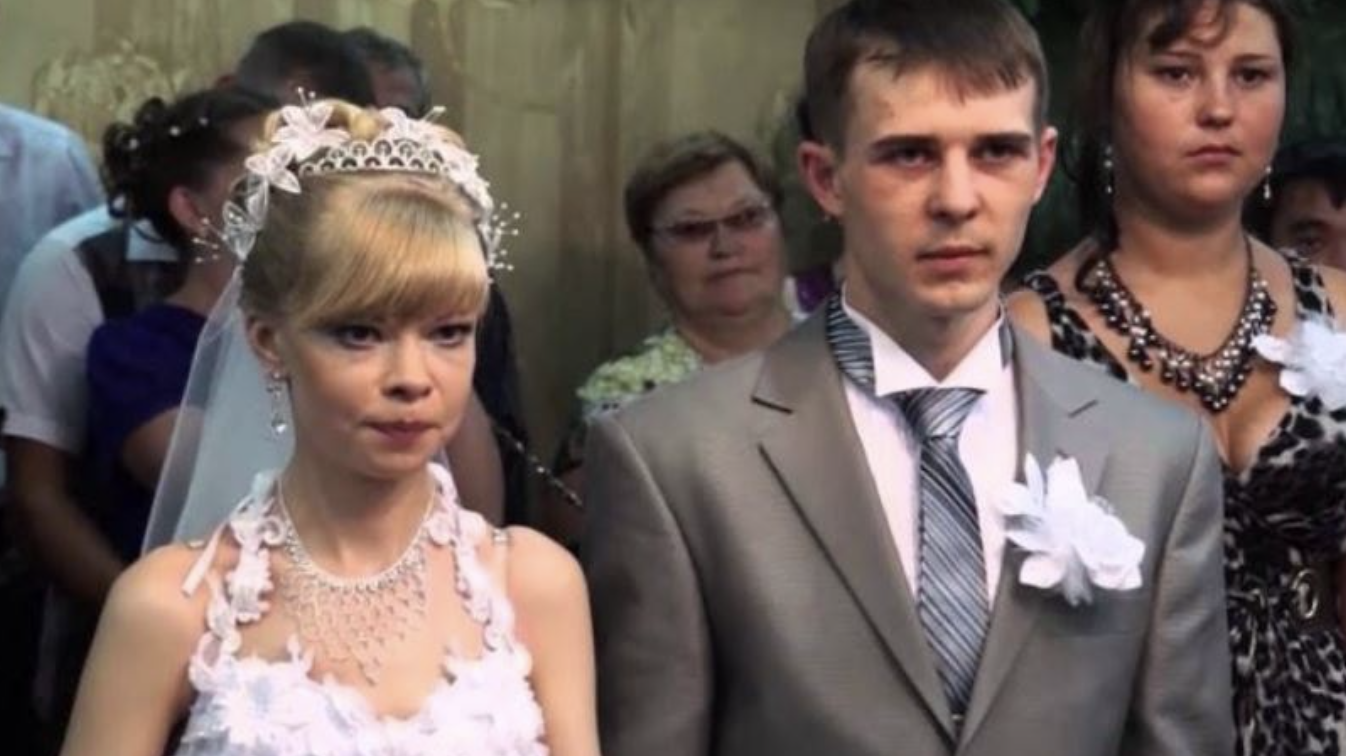 Віра гірко плакала і тихо бурмотіла собі під ніс: — Що ж тепер буде, мамочко? Боже, який сором … Все село буде обмовляти і насміхатися, що наречений на весілля не приїхав. Краще під землю провалитися, ніж людям в очі дивитися. — Не плач, Віруня, як-то буде, — заспокоювала мама дочку як могла, а у самій в голові крутилися різні думки. Пізніше жінку осяяло. — Петро! — гукнула сусіда. — Поїхали на вокзал до ранкового поїзда. — Без проблем, — відповів сусід — Для тебе, Надія Федорівна, хоч зірку з неба. Жінка голосно гримнула передніми дверцятами автомобіля, і як можна зручніше всілася. — Зараз будемо шукати моїй Вірочці нареченого, — промовила вона цілком