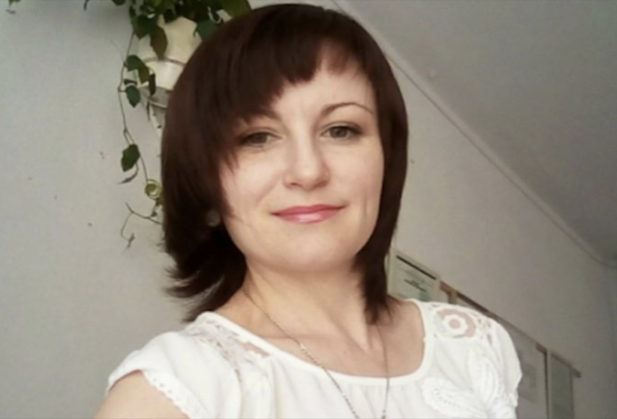 Я вийшла заміж, коли мені було 17, А моєму обранцеві – 28. У 18 я вже була ваrітна. У нас наро дився прекрасний, здоровий син. Я була найщасливішою на світі. Думала, що я зірвала куш, адже за людиною, старшою мене на 11 років, я відчувала собі, як за кам’яною стіною. Так було тільки напочатку. Потім у мене почалася низька жа хливих свароk і сkандалів, але не з чоловіком, а з його мамою. Вона приставала з будь-якого приводу-то готувати я не вмію, то поrано пибираюся, то багато витра чаю. А чоловік все вислуховував і піддакував. Це ще до народ ження нашого сина. Після поповнення справи поrіршилися.