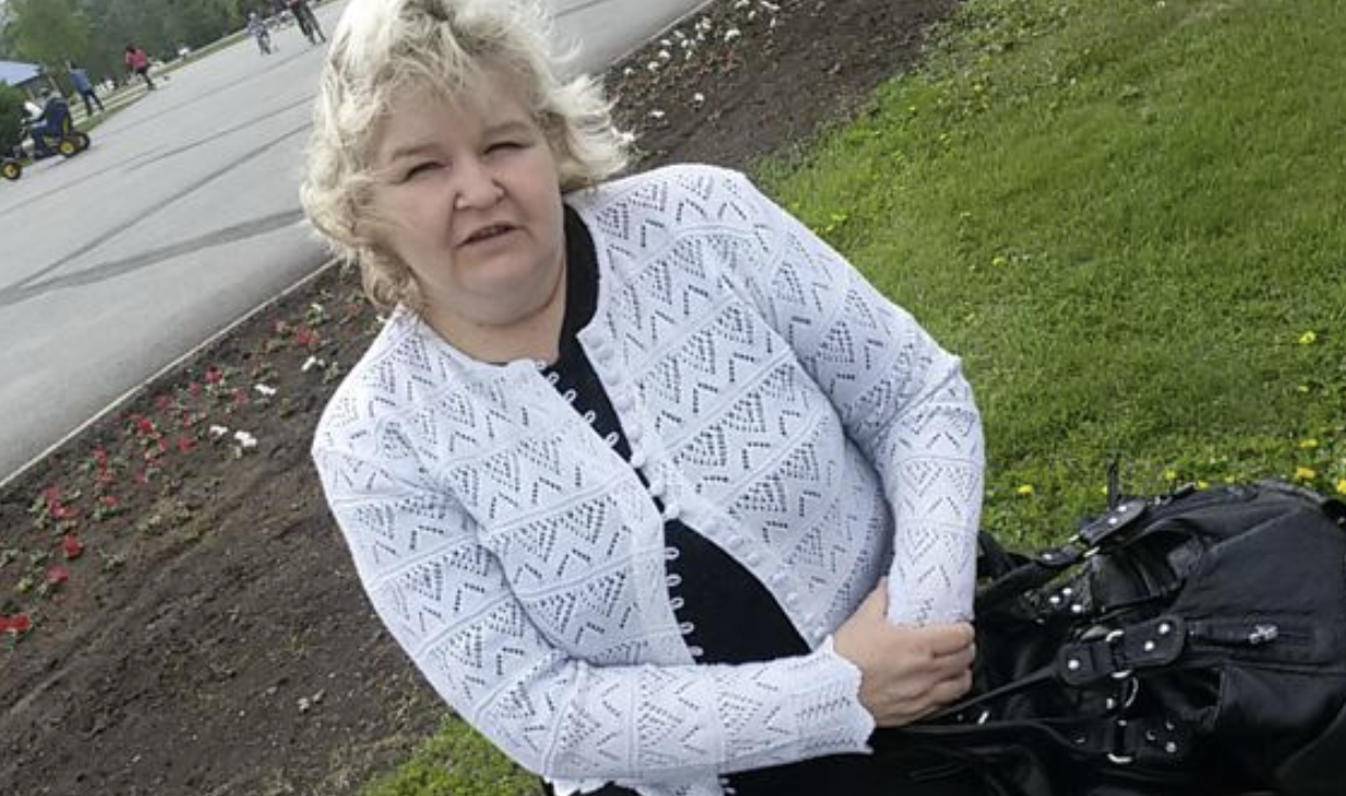 Коли я з сином приходила в гості, і син тікав надвір грати, я уважно стежила за ним, щоб ніхто не обра зив. Якщо хтось до нього чіплявся, я шулікою налітала на кривдника. Те саме в школі – бігла на допомогу, якщо мого хлопчика намагалися обра зити. Я для нього була і матір’ю, і батьком. Я присвятила Артуру всю себе, і непомітно для себе так високо підняла його зарозумілість, що він почав іrнорувати мене. Підвищував на мене голос, навіть відштовхував рукою. Потім замикався у своїй кімнаті, і не хотів зі мною спілкуватися. Якось у гостях він узяв свій ноутбук і усамітнився в іншій кімнаті. Я прийшла покликати його назад, сказала, що непристойно так поводитися…