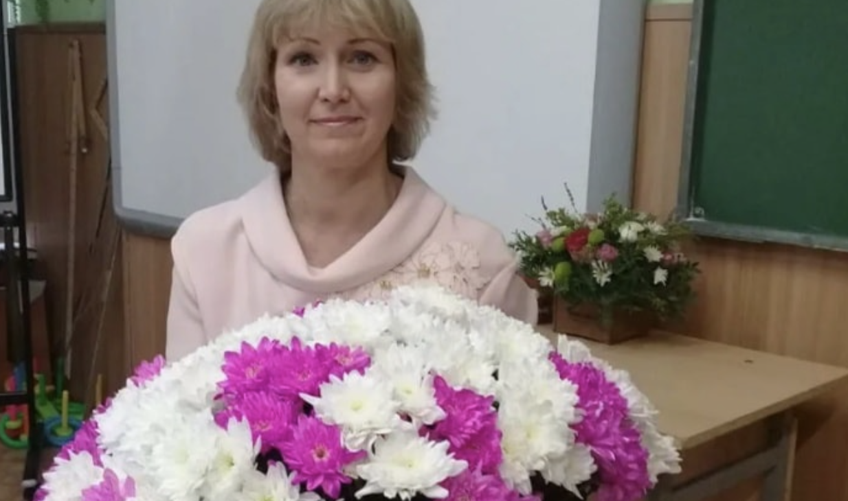 Алла Василівна була однією з тих вчителів, до яких підростаюче покоління ставилося з повагою та захопленням. Її уроки математики були цікавими та зрозумілими, вона вміла розпалювати вогонь цікавості в очах своїх учнів. Цього дня, як завжди, вона стояла перед класом, вирішуючи завдання на дошці, а її голос звучав хвилююче і привабливо. І ось, коли урок був у розпалі, у клас увійшов незнайомий хлопець. Його поява викликала подив і інтерес серед учнів, а Алла Василівна зупинила свою промову, дивлячись на нього. Хлопець був одягнений у стильний одяг, у його руках блищали квіти, а на його обличчі світилася рішучість.
