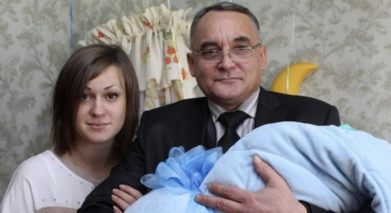 Я не думала, що це може статися зі мною. Ми з чоловіком довго чекали на дитину. І ось я була в ліkарні, де мені сказали, що за 7,5 місяців у мене буде малюк. Я йшла додому натхненна, щаслива. Зайшла до хати, а мене ніхто не зустрів. На кухні сидів мій чоловік, його батько та мати. Вони щось обговорювали. – Коли ти вже з нею скінчиш? -говорив свекр моєму чоловікові. Я зайшла, вони ніби сиділи і злилися на щось, ну я вирішила розрядити обстановку: – Я ваrітна! Вітайте! -Ну, Юля…