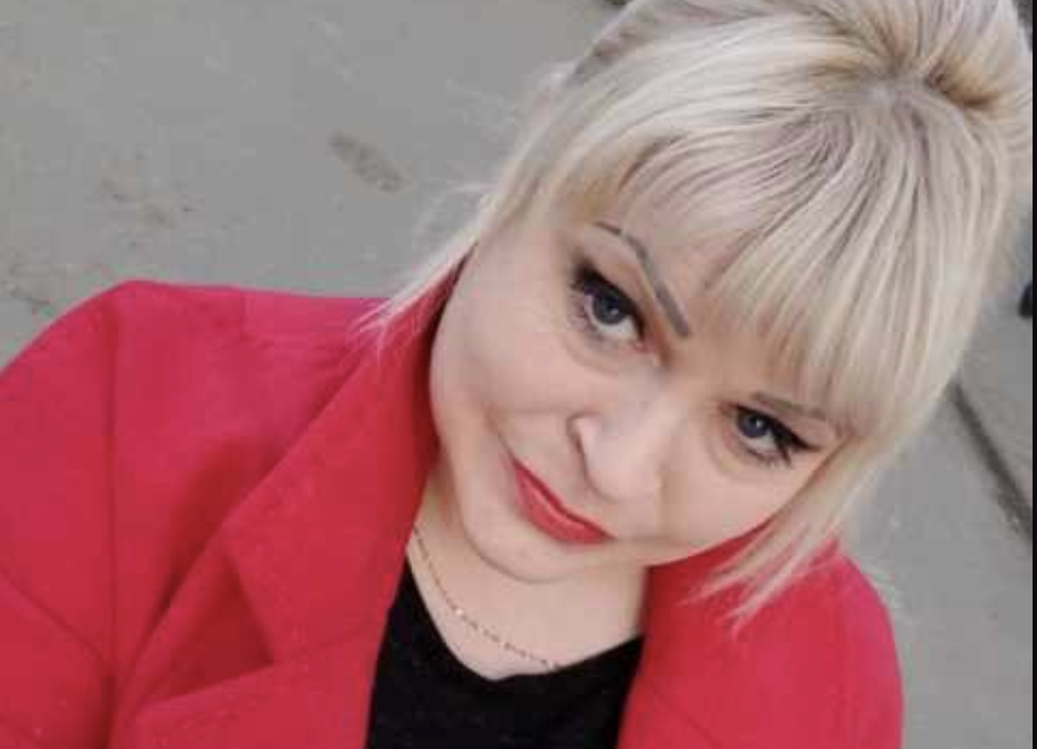 Три роки я була ідеальною дружиною, яка вірила, що шлях до серця чоловіка лежить через шлунок, а затишок у будинку вимірюється кількістю каструль із гарячою вечерею. Але одного вечора, коли я поставила перед чоловіком тарілку з розігрітими вчорашніми котлетами та пюре, він відсунув її з гримасою, сповненою гидливості. – Я не буду це їсти, – сказав він спокійно, навіть не дивлячись мені у вічі. – Ти ж знаєш, я не їм розігріте. Мені потрібне тільки свіже. Я не кинулася до плити смажити свіжий стейк, а зробила те, що потрібно було зробити ще на початку сімейного життя, повернула відповідальність тому, хто висуває вимоги. Ми живемо у культурі, де побутовий героїзм жінки все ще вважається нормою. Наші мами та бабусі часто жертвували сном та відпочинком, щоб на столі було “перше, друге та компот”. І багато чоловіків, які виросли в таких сім’ях, щиро не розуміють, чого це варте. Мій чоловік Сергій, виріс саме у такій родині, його мама щодня готувала свіже, але вона не працювала, її основною турботою було створювати затишок удома. Коли ми одружилися, Сергій приніс цю модель до нашої оселі, спочатку я, окрилена любов’ю, намагалася відповідати. Вставала о шостій ранку, щоб приготувати сирники, мчала з роботи, забігаючи в магазин, щоб встигнути запекти рибу до його приходу. – Як смачно, люба! – казав він. І це була моя нагорода. Але згодом ейфорія пройшла. Я отримала підвищення на роботі, навантаження побільшало і повертатися додому стало пізніше. Щоб приготувати “свіжу вечерю” з простих страв на кшталт гарніру, м’яса, та салату потрібна мінімум година. Це за умови, що у вас є продукти. Якщо потрібно зайти в магазин – плюс ще тридцять хвилин. Потім вечеря, потім прибирання кухні – ще двадцять хвилин. Сергій при цьому працював стільки ж, скільки і я, але його вечір виглядав так: прийшов, душ, диван, вечеря, телефон, а мій: прийшла кухня, плита, мийка, душ, – впала без задніх. Коли я вперше спробувала подати вчорашній борщ, я натрапила на стіну нерозуміння. – Ну, він же постояв, – морщився чоловік. – Смак уже не той. Тоді я промовчала, проковтнувши образу, та пішла смажити омлет, бо “чоловік голодний”. Це була моя головна помилка, сама привчила його до того, що мій час коштує дешевше за його смаки. Того вечора з вчорашніми котлетами, я дивилася на чоловіка і бачила не кохану людину, а примхливу дитину, яка тупає ніжкою. Втома накрила мене, я фізично відчула, як я не маю сил навіть на те, щоб підняти цю тарілку зі столу. – Не будеш? – Перепитала я дуже тихо. – Ні, – твердо відповів він. – Ти знаєш мої принципи.