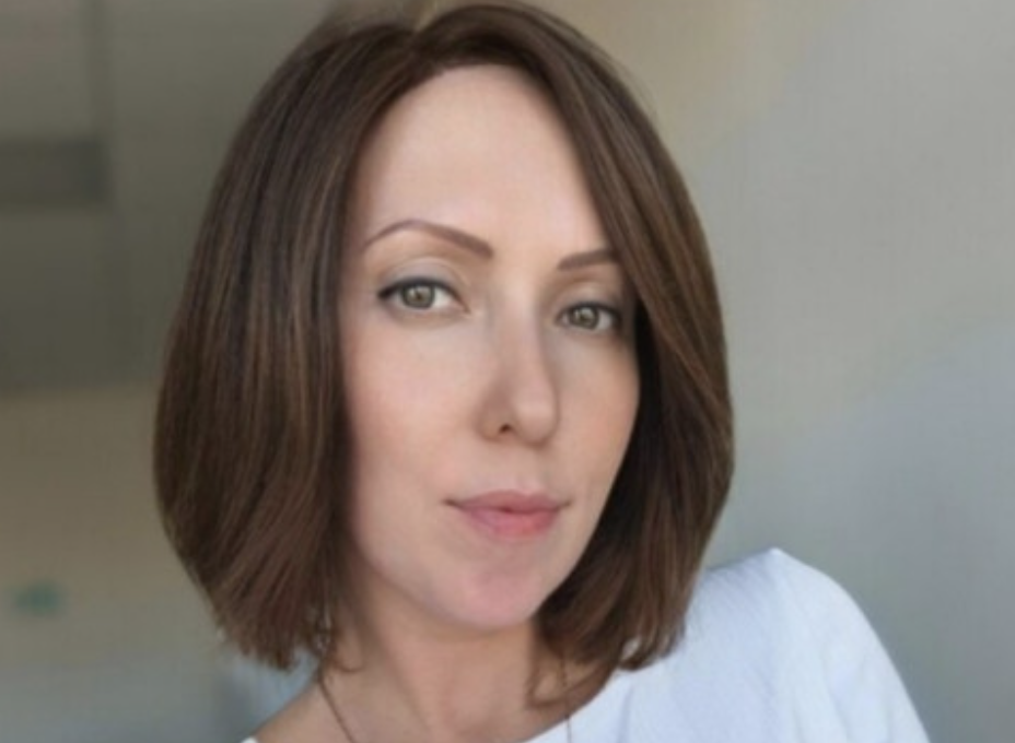 Вона прийшла уві сні. Не приснилася, а саме прийшла. Така, як її малюють на всіх картинках – худа, з косою і чорною накидкою з каптуром. Сіла на край – баба Дуся навіть почула, як рипнули пружини старого дивана. – Лежиш? – не ласкаво спитала вона. – Лежу, – відповіла баба Дуся. – Рано ще, тільки світати починає, от і лежу. – Ну лежи, лежи… Недовго вже тут. Попередити зайшла, щоб планів не будувала. І тут закричав ранковою піснею півень. Баба Дуся подивилась на ліжко. Нікого на ньому не було, як лежала ковдра, так і лежить. – Привиділося, мабуть… Ну, а що, не молоденька, через три місяці вісімдесят два стукне, тут що хочеш привидиться! – міркувала баба Дуся, автоматично роблячи свої щоденні ранкові справи. Але нічний візит непроханої гості (чи то сон, чи то дійсність, і не розібрати!) не давав їй спокою. – Мабуть, і справді вже час, – за давньою звичкою баба Дуся розмовляла вголос сама з собою. – Та й так добре пожила, он, вік майже доживаю, скільки ж можна?! Бабця вийшла у сіни. Тут стояла її гордість – велика кована скриня. Колись дуже давно з цією скринею привіз її Петро до свого села заміж. Багата вона була наречена! У скрині й полотно було, яке сама ткала, і рушники вишиті, і мережива – все сама! Потріпалися давно ті мережива та рушники, немає вже й чоловіка в живих, і сама Дуся з молодої красуні перетворилася на стару, що доживає свій вік. Змахнувши сльозу, що набігла, баба Дуся відчинила скриню і витягла звідти «смертний» вузлик. Сукня темна, хустка з люрексом, панчохи, сорочка, капці. Начебто все на місці. Ось тільки капці… Баба Дуся із сумнівом дивилася на взуття, яке сама ж і купувала. – Вузькі, мабуть, будуть, – казала вона сама собі, – давно ж куплені. Та й колір якийсь… темний, і фасон мужицький. А ну як, і справді, зустрінуся я там з Петром … а на ногах таке страхіття! І баба Дуся вирішила сходити в магазин, подивитися, чи немає у продажу чогось пристойнішого. Прямо біля хвіртки її гукнула сусідка, що жила навпроти: – Баба Дуся, ти мені цибулю обіцяла! Коли зайти? – Увечері приходь, Любо! Саме завтра саджати збиралася. – Добре, зайду! А ти до Нінки, мабуть, – цікавилася сусідка. – Ні, в крамницю я. – Не чула, що Олена її повернулася! – Як повернулася? Куди? – злякалася баба Дуся. – Ну знаємо куди, до неї, до бабці. І дитинку привезла, а мужика й немає, – продовжувала доповідати новини тямуща сусідка. Баба Дуся круто розвернулась і пішла у бік, протилежний від крамниці. Нінка… Ох уже ця Нінка! Усією душею ненавиділа її Дуся. Нінка – остання гастроль – ось як звали її в селі. Колись давно мати Нінки, худа та дзвінка Антоніна, приїхала до них керувати новим сільським клубом. А батько Дусі був знатним гармоністом. Запросила його Тоня в хор співати та грати. От і догралися ненароком, народ или Нінку. Батько, випрошуючи у матері вибачення, театрально заламував руки та просив вибачити йому «його останню гастроль». Так і почали звати в селі спочатку Тоню, а потім і Нінку. Нінку Дуся на дух терпіти не могла. Інша справа – Оленка. Мати її, донька Нінки, як поїхала в місто після школи, так більше до матері й не повернулася. Закінчила інститут, вийшла заміж та й не вижила під час поло гів… Нінка забрала внучку до себе і виховувала її просто, по-сільському. Дуся працювала в дитячому садку нянькою в групі, куди й стала ходити Оленка. І так прикипіла жінка до чужої по суті дівчинки! Чужа, – а кров, її не переб’єш. Говорила Оленка, трохи розтягуючи слова, як недолугий батько Дусі, та й голосок у неї був, на всіх ранках і святах була дівчинка першою солісткою. Пестила Дуся Оленку. То цукерку їй суне, то нову стрічку в косу вплете. А коли Нінка з апен дицитом потрапила в лікарню, взяла Дуся дівчинку до себе, і не було в її житті часу щасливіше, ніж ці два тижні. Оленка теж любила тітку Дусю і часто приходила до неї, бувши школяркою, попри лайку та заборони баби Ніни. Швидко летіли роки, Оленка поїхала до столиці вступати «на артистку», і з того часу Дуся її й не бачила. Ось і будинок Нінки. Високий ґанок баба Дуся подолала не без зусиль. Увійшла до хати, не постукавши. Нінка лежала на дивані, на лобі у неї був мокрий рушник. – З’явилася! – неласкаво зустріла вона гостю. – Чого прийшла? Звали тебе? – Не звали, – погодилася баба Дуся. – Олена де? Нінка хитнула головою у бік спальні. У спальні стояв візок. Олена сиділа на ліжку, бліда і така худа, що, здавалося, вся просвічувалася. – Доброго дня, бабо Дусю! – пошепки привітала вона гостю. Баба Дуся, не відповідаючи на вітання, пройшла трохи вперед і схилилася над візком. Для такого малюка візок був великим. На білій подушці було видно крихітне личко. – Дівка? – спитала баба Дуня. – Маленька яка… – Донька, – підтвердила Олена. – Раніше терміну з’явилася. Плаче багато, груди бере погано. – А що Нінка каже? – Запитала гостя найважливіше питання. – Каже, їдь до того, від кого дитя, – заплакала Оленка. – А ти що? – А що я… Він одружений і знати не хоче ні мене, ні доньку. Житла у мене свого немає, з орендованої квартири вигнали. І тут я не потрібна, – розплакалася вона остаточно. Баба Дуся знову схилилася над візком. Придивившись, вона побачила прямо над верхньою губою дівчинки маленьку крапку – родимку. Машинально підійняла руку до своїх губ і намацала родимку, точно в тому ж місці, що й у малечі. Дусі стало важко дихати. – Це як же? Не може бути такого! Збіг, мабуть, – вихором промайнули думки. – Ну, як не крути, а батько в нас із Нінкою один… Ось вони, гени, сильні зарази! З зали долинав перебільшено гучний стогін Нінки: