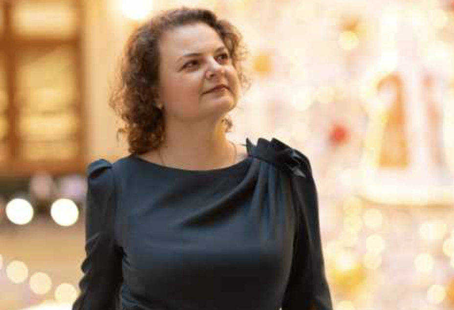 — Приймай чоловіка назад, ми тебе простили. Он як розцвіла. Дивись-но на неї. Щоки рожеві, очі сяють, ніби не чоловіка з сім’ї вигнала, а в лотерею виграла. Совісті в тебе, Наташко, як не було, так і немає. Одна косметика на умі. Зінаїда Олександрівна стояла на порозі, уперши руки в об’ємні боки, обтягнуті махровою кофтою. За її спиною, переступаючи з ноги на ногу і сопучи, як старий чайник, маячив Григорій. Вигляд у нього був такий, наче він відбував тяжку повинність, а не прийшов до колишньої дружини. В руках він стискав ручки гігантської картатої сумки, тієї самої, з якою в дев’яності люди товар возили на ринки. Наталя завмерла. Посмішка, призначена зовсім іншій людині, повільно сповзала з обличчя, поступаючись місцем холодному здивуванню. Вона навіть не встигла забрати руку з дверної ручки. Голос Зінаїди Олександрівни зрадницьки тремтів, але Наталя тут же взяла себе в руки. — Гришу, ви якими долями? Я, здається, гостей не чекала. — А ми не гості, — безперечно заявила колишня свекруха і, не чекаючи запрошень, сунула Наталю стегном, прокладаючи собі шлях у передпокій. — Проходь, синку. Не стій на протязі, тобі з твоїми бронхами шкідливо. Наталка чого застигла стовпом? Капці дай батькові сімейства. Він з дороги втомився. І сумку допоможи затягнути, бачиш же, важка. Наталя відступила на крок, чисто рефлекторно пропускаючи цей танк у спідниці. У ніс вдарив знайомий до нудьги запах. Це була суміш поту, одеколону і ще чогось. Він вивітрювався з її квартири 3 місяці. Три щасливих, спокійних місяці, коли повітря пахло тільки свіжістю, лавандовим кондиціонером і зовсім трохи дорогим парфумом. Григорій увалився слідом, з гуркотом спустив баул на світлий ламінат. Наталя поморщилася, колесики сумки були брудними. — Ну привіт, Наталі, — буркнув він, не дивлячись їй у вічі. Стягнув черевики, не розв’язуючи шнурків. Звичка, від якої вона його безуспішно відучувала 20 років. — Є що випити? А то в горлі пересохло, поки з матір’ю добиралися. Наталя схрестила руки. Халат, шовковий, струмливий, красивого смарагдового кольору раптом здався їй занадто відкритим для цієї публіки. Вона щільніше завітрила полотнища. — Я повторюю питання: навіщо ви прийшли? У нас, якщо ви забули, розлучення оформлено офіційно, майно поділено. Зінаїда Олександрівна вже по-господарськи стягувала пальто, відкриваючи шафу. Побачивши там чужу чоловічу куртку, добротну, шкіряну, вона на секунду завмерла, хижацько примружила очі, але промовчала. Мабуть, вирішила залишити цей козир на потім. — Ой, Наташечко, не починай, — махнула вона пухлою рукою. — Розлучення — це папірець, а життя воно складніше. Ми ось з Гришенькою подумали, порадилися і вирішили проявити до тебе великодушність. Ну куди ти сама? Жінці в 46 років самій кукувати? Це ж сором. Та й дочка ваша, Ліночка, дзвонила нещодавно, говорить, сумує за матір’ю. Ось ми й прийшли. Мир краще за сварку. Хіба не так? Свекруха говорила впевнено, наполегливо, так як звикла розмовляти в чергах поліклініки. Вона вже пройшла в коридор і тепер зазирала в кімнату, оцінюючи обстановку. А оцінювати було що: за ці 3 місяці квартира перетворилася. Зникли запилені килими, які так любила Зінаїда Олександрівна. Шумоізоляція ж. Пішли в небуття громіздкі шафи з Гришиним непотребом, старими платами, мотками дротів, журналами десятирічної давнини. Стало світло, просторо. На стінах з’явилися картини, які Наталя малювала сама. Хобі, на яке раніше вічно не вистачало часу через другу зміну біля плити. — Ремонт зробила? — скривилася свекруха. — Світло занадто. Будь-які плями буде видно. Ну та гаразд, переклеїмо потім. Попрактичніше щось візьмемо в квіточку. Гришу, іди руки мий. Наталя відчувала, як реальність починає розпливатися. Це було схоже на поганий сон. Вони поводили себе так, ніби просто виходили за хлібом, ніби не було тих принизливих місяців, коли Гриша, зневірившись у побуті, тікав до молодої касирки з супермаркету. Ніби не Зінаїда Олександрівна кричала тоді в трубку: «Мій син гідний королеви, а ти його в болото тягнеш, Клуша».