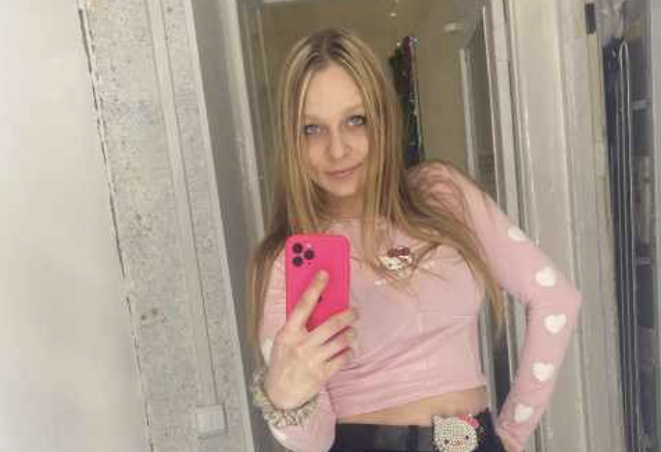 — Ось тут постав підпис, Лідочко, і на наступному аркуші теж не забудь, — Ігор простягнув їй дорогу ручку з позолоченим пером і розгорнув важку шкіряну папку прямо між тарілками з вечерею. Ліда завмерла, не донісши келих до губ. За вікном київської квартири шумів холодний дощ, розмиваючи вогні ліхтарів, а на плиті ще парував свіжозварений борщ, над яким вона чаклувала весь вечір, сподіваючись на затишне святкування їхніх заручин. — Що це за папери, Ігорю? — Шлюбний контракт, люба. Просто формальність, вимога часу, розумієш. Мій юрист наполягає, що в наші дні це єдиний спосіб уникнути зайвих клопотів у майбутньому. — У наші дні? — Ліда поставила келих на стіл настільки різко, що ігристе хлюпнуло на білосніжну скатертину, розпливаючись тривожною плямою. — Ми зустрічаємося вже майже рік, ти дарував мені обручку, обіцяв спільне майбутнє, а тепер пропонуєш підписати це? — Лідо, не варто перетворювати все на шекспірівську драму, — Ігор розслаблено відкинувся на спинку стільця, поправляючи манжети дорогої сорочки. — Це лише документ. Якщо наші почуття щирі, то папірець нічого не змінить. — Якщо нічого не змінить, то навіщо він потрібен?! — Ліда схопила папку і почала швидко гортати сторінки, заповнені дрібним юридичним шрифтом. — Так, подивимося… «Роздільне володіння майном». «Сторона перша не претендує на активи сторони другої». Твоя квартира на Печерську лишається твоєю, заміський будинок — теж. А в разі розлучення я йду з тим, із чим прийшла? Ігорю, ти збираєшся будувати зі мною сім’ю чи готуєшся до судового процесу? — Сонечко, заспокойся. Це стандартна процедура для людей мого кола. У мене бізнес, зобов’язання перед інвесторами, вони вимагають фінансової прозорості та безпеки активів. — Інвестори, — Ліда кинула папку назад на стіл, відчуваючи, як у грудях закипає образа. — А я думала, що головний партнер у твоєму житті — це я! Майбутня дружина, як не як! У цей момент у двері наполегливо подзвонили. Ліда здригнулася — вона зовсім забула, що запросила свою доньку Софію на вечерю. Вона хотіла, щоб вони з Ігорем нарешті поспілкувалися в неформальній обстановці. — Мамо, це я! Відчиняй швидше, на вулиці справжній холод! Ліда поспішила до коридору, на ходу витираючи очі кінчиками пальців. Софія залетіла в передпокій, струшуючи воду з яскравого плаща. — Привіт, рідна! О, то це і є той самий Ігор? — Софія простягнула руку, прискіпливо оглядаючи чоловіка. — Софія, донька Ліди. Начувана про вас. — Дуже приємно, — Ігор підвівся, натягнувши на обличчя ввічливу маску. — Ваша мама справді багато розповідала про ваші успіхи в дизайні. — Сподіваюся, вона не забула згадати про мій характер, — Софія скинула плащ і пройшла на кухню. — Ого, мамо, у вас тут справжній бенкет! Свічки, ігристе. Я, мабуть, недоречно завітала? — Ні-ні, що ти, сідай, Софійко, — Ліда метушливо почала переставляти посуд, намагаючись непомітно прикрити пляму на скатертині серветкою. — Ми якраз збиралися куштувати борщ. Софія сіла за стіл і одразу помітила розгорнуту…