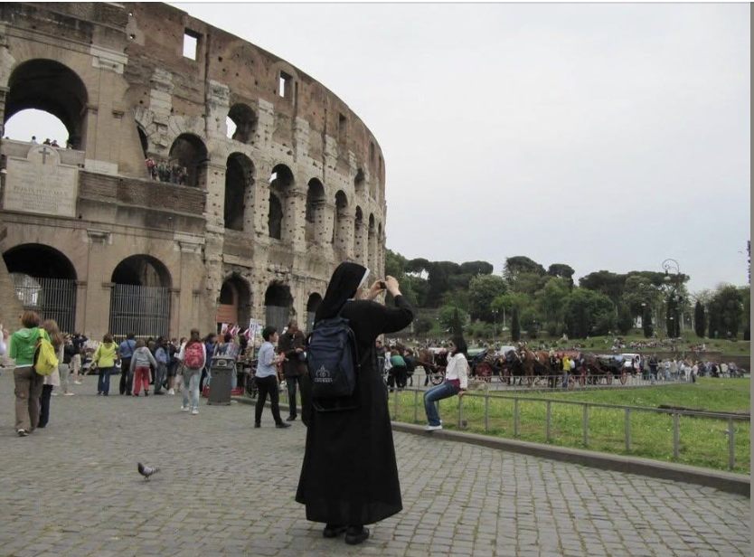 Я поїхала в Неаполь працювати ще у 2018 році. Треба було грошей синові на весілля та будинок дати.  Чоловік зостався в селі, аби господарку доглядати.  Але декілька днів тому приїжджаю – чоловіка нема, хата занедбана. А коли син розповів справжню причину – то ледь сльози змогла стримати. Як рідні люди могли зі мною так вчинити?