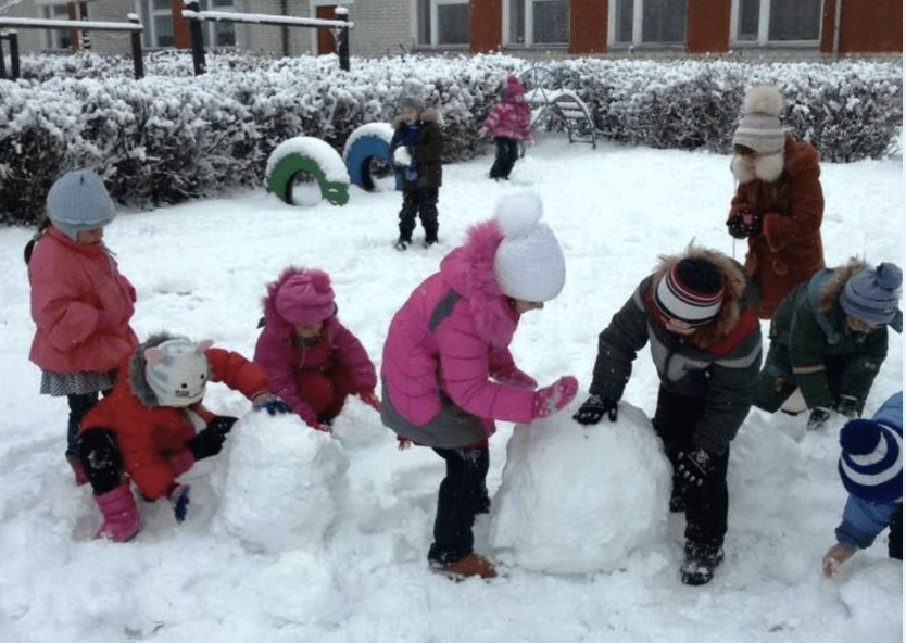 – Тепер ясно, чому діти увесь час хворіють!  – Я довго не могла зрозуміти, що коїться в школі, що Даринка постійно з температурою приходить. Вирішила прийти й розібратися. Та коли побачила на власні очі – нарешті все стало на свої місця. Ви б бачили, чим займається їхня класна керівничка на перервах. Саме вона в усьому і винна!