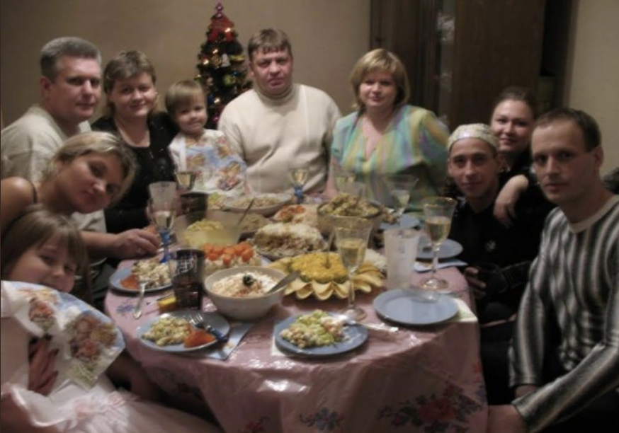 Не звикла ділитися з чужими людьми деталями особистого життя, але ця ситуація змусила мене замислитися над тим, як далі жити… Потребую поради.   Отож, нещодавно на родинному застіллі чоловік такий тост виголосив, мені аж соромно було дивитися гостям в очі. Тепер навіть не знаю, як бути – писати заяву на розлучення чи терпіти далі?…