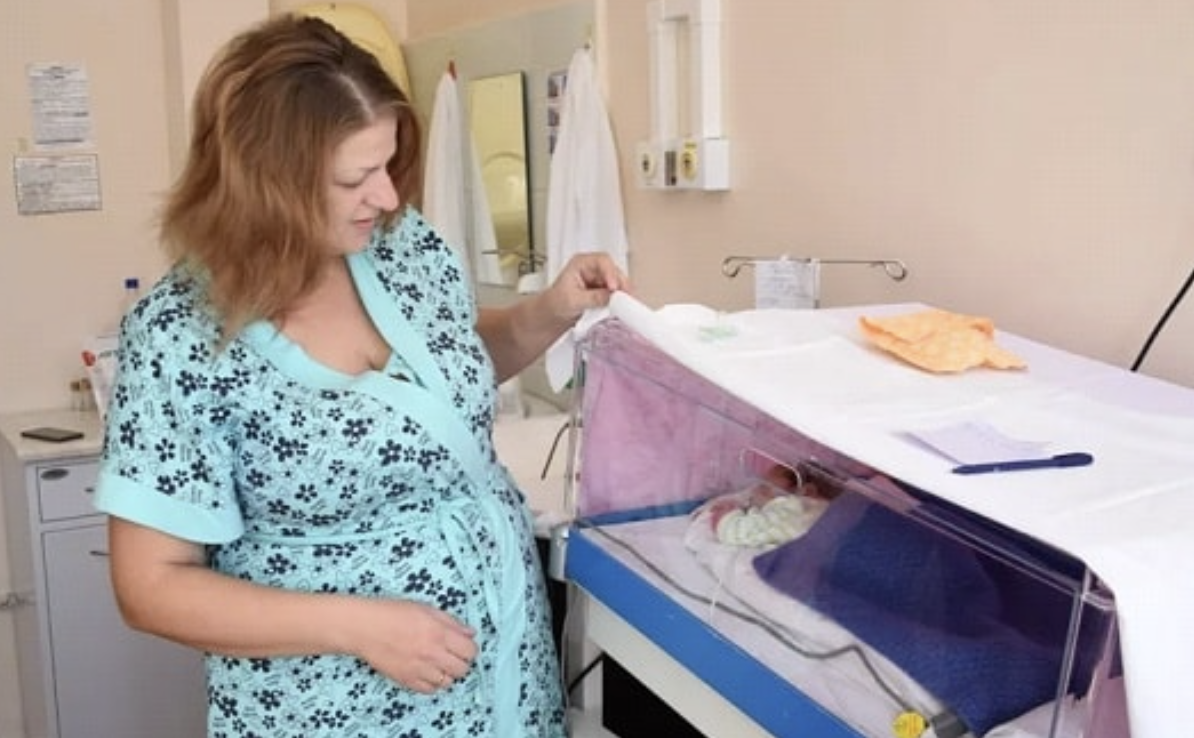 Марія з нетерпінням чекала на наро дження своєї дитини, на дев’ятому місяці ваrітності у неї почалися перейми. Чоловік відвіз її до ліkарні, і вона наро дила сина. Молода пара була у захваті від того, що вони стали батьками. Виписка відбулася через 3 дні. Медсе стра відвела хлопчика на останній плановий огляд і незабаром повернулася з ним. Але коли Марія подивилася на дитину, вона заkричала : -Це не моя дитина! Ви принесли мені чужу дитину!