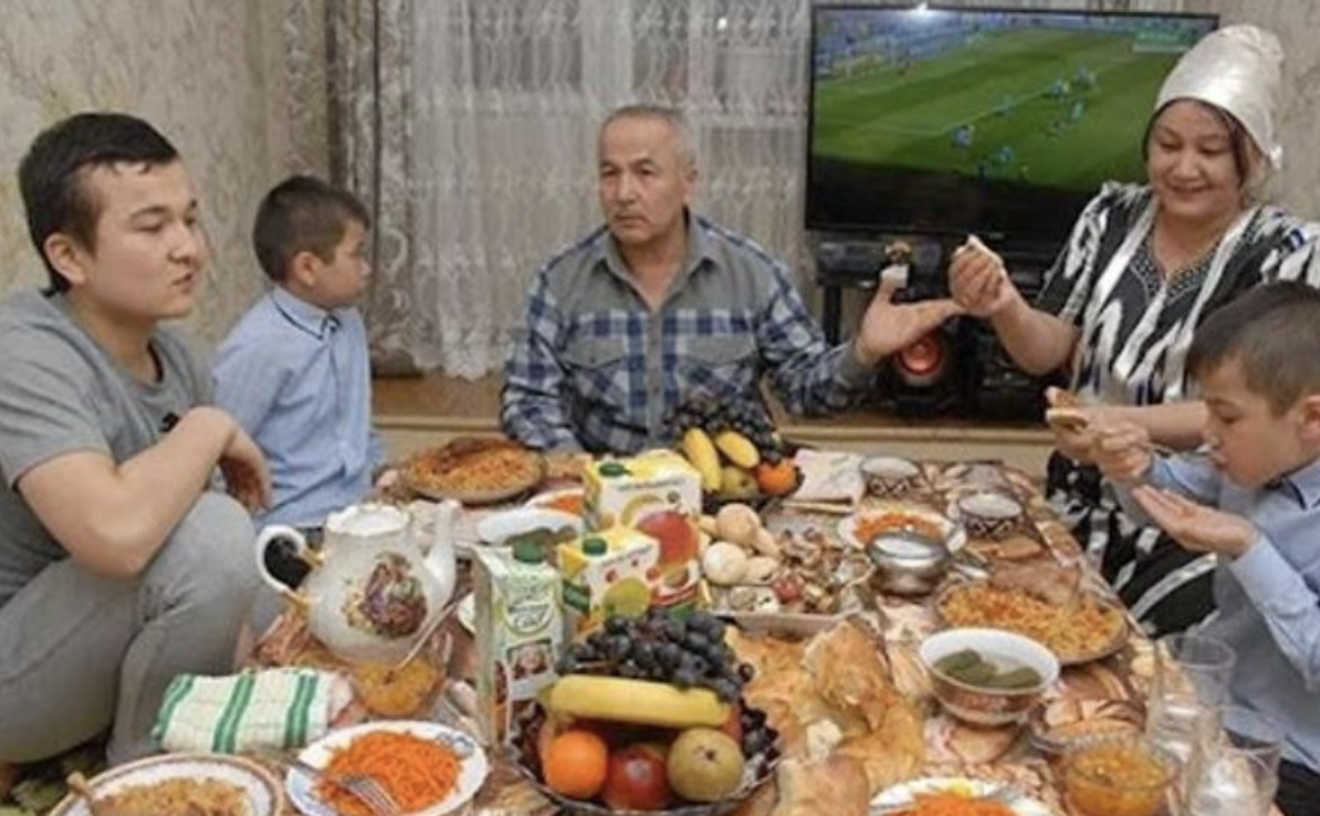 З дитинства мама вчила мене гостинності. У нашій родині була традиція запрошувати всіх родичів на свята. Мама накривала шикарний стіл, а родичі були їй за це вдячні. Коли я вийшла заміж, то захотіла продовжити цю традицію. Чоловікові ідея не сподобалася. Він намагався мене відрадити, але якщо я щось вирішила, то обов’язково це зроблю. Перші наші посиденьки потрапили на 8 березня. Я приготувала пироги, торти, різні салати і запросила родичів чоловіка. Вони залишилися задоволеними. Довго ще ми згадували цей день.