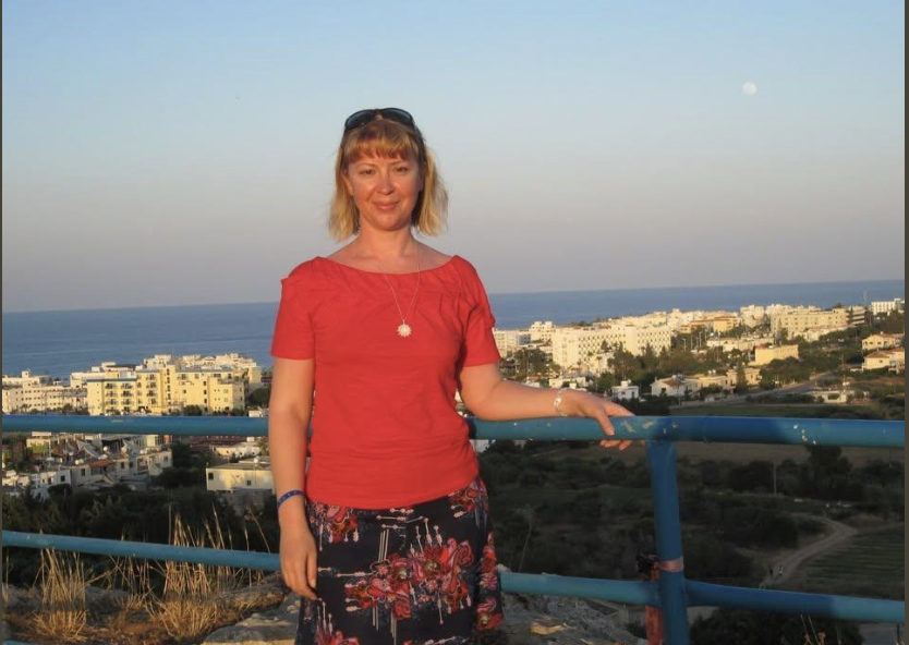 Мені 44 роки, поки живу сама. Допомоги нема від кого чекати. Та і чесно, вже звикла до самотності, аж поки не дізналася, що вагітна…. Тепер не знаю, що робити далі. Та, як виявилося, це лиш початок моїх життєвих мелодрам. Таке враження, наче в серіал потрапила, чесне слово!