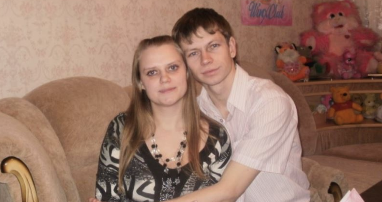 Якось у житті Сашка та його мами з’явився дядько Максим, який огорнув їх турботою та любов’ю. Чоловік мав доньку від першого шлюбу. Іноді Ліза приїжджала до батька на канікулах. У дітей була різниця у рік. Вони разом засипали у дитячій кімнаті. Ліза та Сашко швидко потоваришували, вони говорили до глибокої ночі, розповідали один одному про свої мрії та надії.