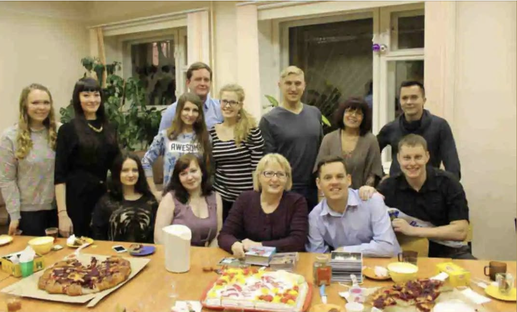 Гадала, що чоловік вірний та зразковий сім’янин. Однак, побачила його на зустрічі однокласників у кафе – і вже наступного ранку він пакував валізи на вихід, вигнала його геть до свекрухи! Минулої суботи у чоловіка було свято – зустріч однокласників. Я не мала аж стільки грошей, аби купити нову сукню чи зробити гарний макіяж. Тому щось мені позичила кума, щось одягала старе з гардеробу. Чоловік весь час мовчав у ресторані, аж поки не побачив ЇЇ.  Чесно, мені так ГИДКО ТА НЕПРИЄМНО було за його поведінку. Хотіла ВТЕКТИ ГЕТЬ…