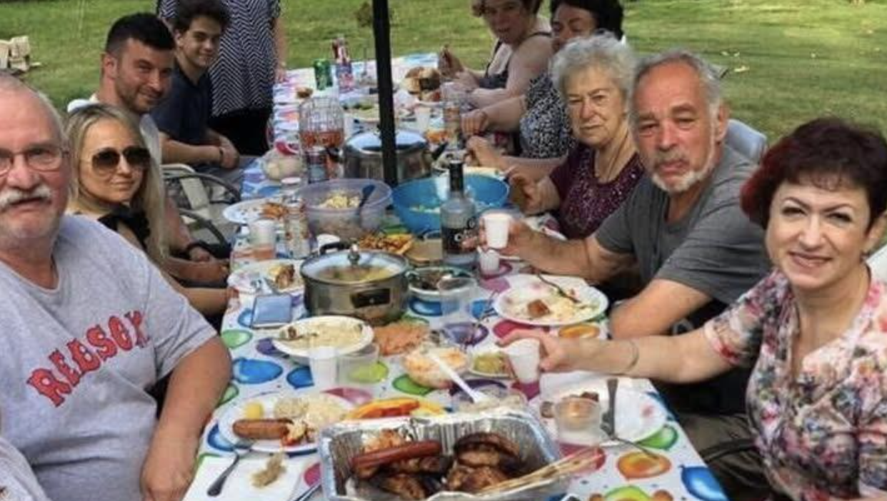 Я з нетерпінням чекала закінчення робочого тижня. Це були дуже виснажливі 5 днів, що тягнулися, як справжня вічність. І ось нарешті п’ятниця. Я прийшла додому, сподіваючись, що це ідеальна нагода відпочити.   Але ще з порогу мене зустрів мій хлопець.