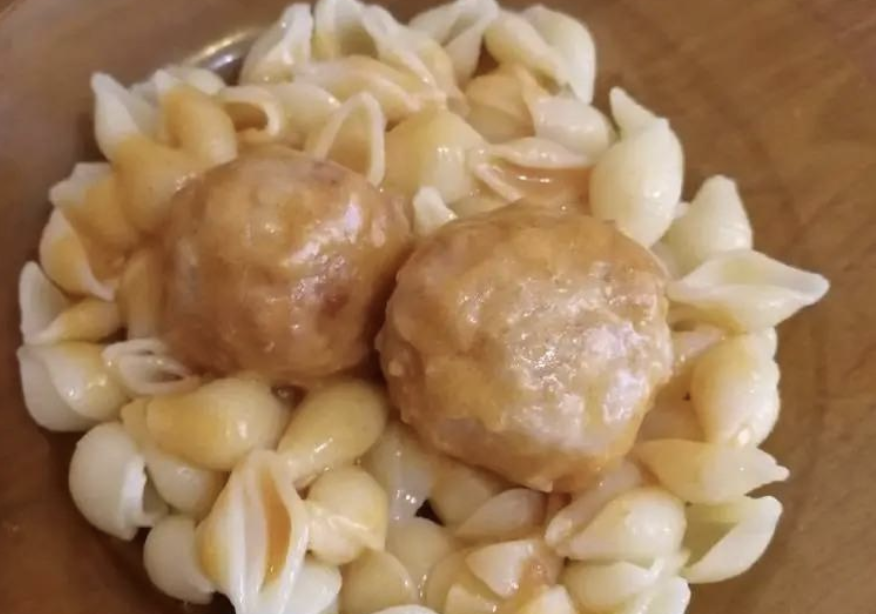 Тюфтельки, які готували у садках та школах – справжній смак дитинства. Моя свекруха колись працювала у їдальні й поділилася смачним рецептом…