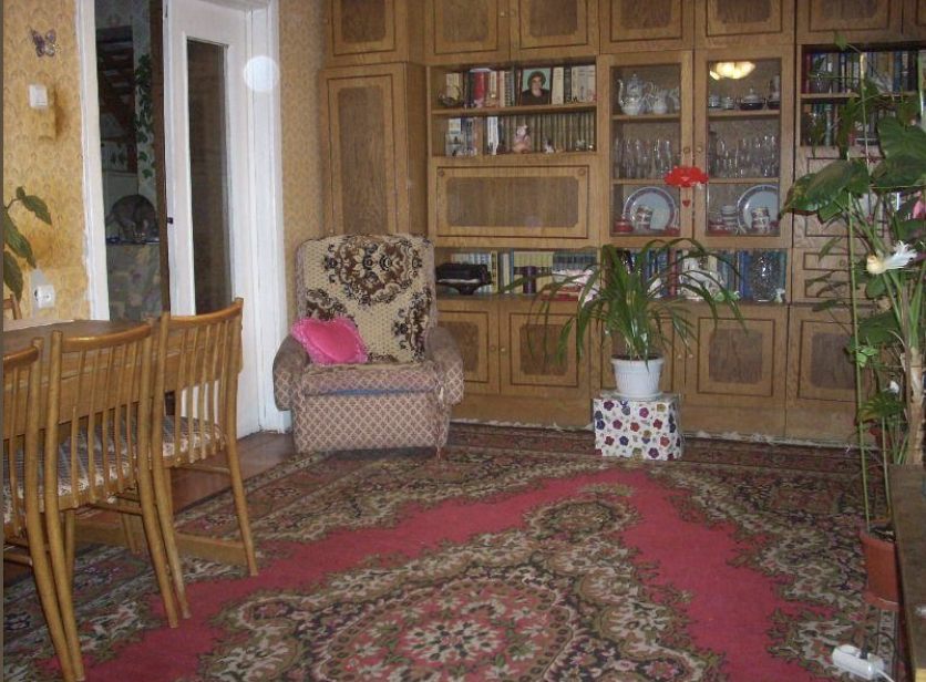 Я жила в столиці, мала гарну роботу і вийшла за свого керівника. Та врешті він зрадив з іншою колегою. Я втратила все. Повернулась в рідне місто принижена. Жити не хотілось. Та врятувала мене покійна бабуся.