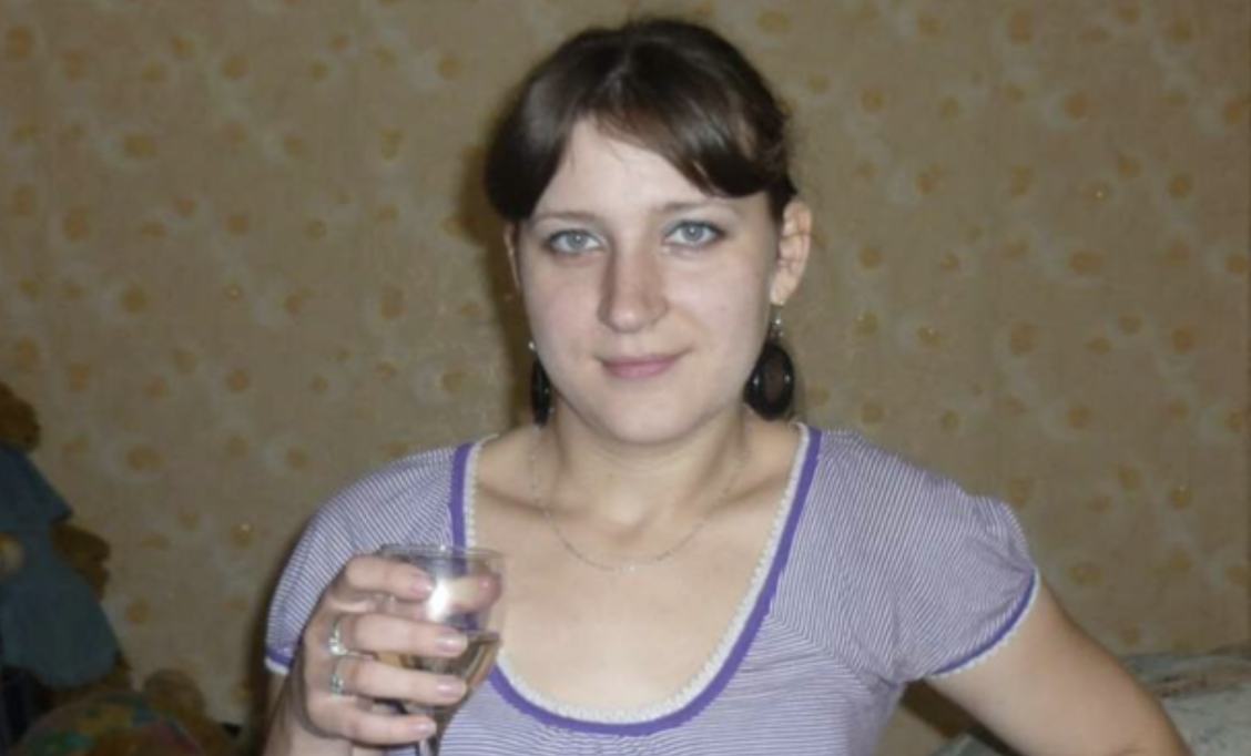 Олексій звично принижував свою дружину, незважаючи на те, що вона чудово дбала про їх двох синів та будинок. Він регулярно називав її “тупою”, незважаючи на її безконфліктну поведінку та відсутність вимог до нього – фактори, які вплинули на його рішення одружитися з нею.Олексій часто хвалився друзям про ймовірні слабкості своєї дружини, у тому числі про те, як вона намагалася здобути вищу освіту, що, як він стверджував, по суті, було зроблено за неї.Однак його друзям було важко не помічати її привабливості та самовідданої материнської турботи. Тому вони дивувалися, коли Олексій наполягав на тому, що він справляється з усіма батьківськими обов’язками, незважаючи на свій напружений робочий графік.