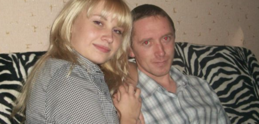 Їй було вже 37 років, а вона так і не завела свою родину. Брат і сестра вирішили, що якщо вона живе з їхніми батьками, то повинна бути їх опікуном у старості. Незважаючи на своє бажання жити самостійно, Аліна була пов’язана боргом та любов’ю до матері. Після смерті батька за два роки до цього Аліна взяла на себе всю турботу про стареньку. Іноді Аліні важко було впоратися з поведінкою своєї матері. Наприклад, якось мати зайшла на кухню, коли Аліна готувала запіканку, і поскаржилася, що телевізор сам по собі перемикає канали. Бабуся вважала, що таким чином їхній покійний батько кличе її до себе. В іншому випадку мати Аліни отримала загадкове текстове повідомлення з порадою спостерігати за небом у сутінках. Ці дивні події у поєднанні з нічними блуканнями матері та проблемами зі здоров’ям значно посилили проблеми Аліни. У розпал цих труднощів життя Аліни набуло несподіваного обороту, коли до її жіночого колективу на роботі приєднався колега-чоловік Руслан…