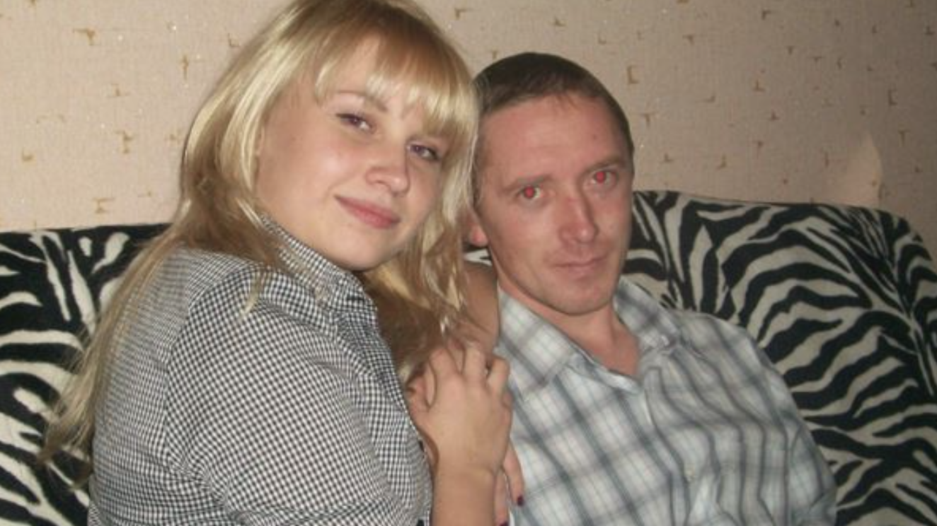 Їй було вже 37 років, а вона так і не завела свою родину. Брат і сестра вирішили, що якщо вона живе з їхніми батьками, то повинна бути їх опікуном у старості. Незважаючи на своє бажання жити самостійно, Аліна була пов’язана боргом та любов’ю до матері. Після смерті батька за два роки до цього Аліна взяла на себе всю турботу про стареньку. Іноді Аліні важко було впоратися з поведінкою своєї матері. Наприклад, якось мати зайшла на кухню, коли Аліна готувала запіканку, і поскаржилася, що телевізор сам по собі перемикає канали. Бабуся вважала, що таким чином їхній покійний батько кличе її до себе. В іншому випадку мати Аліни отримала загадкове текстове повідомлення з порадою спостерігати за небом у сутінках. Ці дивні події у поєднанні з нічними блуканнями матері та проблемами зі здоров’ям значно посилили проблеми Аліни. У розпал цих труднощів життя Аліни набуло несподіваного обороту, коли до її жіночого колективу на роботі приєднався колега-чоловік Руслан…