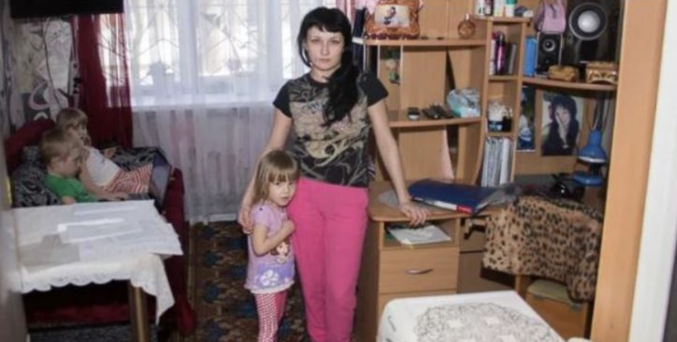 У 35 я вийшла заміж, моєму обранцю було 24. Але ми любили один одного і не звертали уваги на чужі думки. Через півроку після весілля народилися Лизонька та Лідочка. Володя любив дівчаток. Потім усе пішло якось негаразд. Володя дедалі частіше став затримуватись на роботі. Іноді не ночував.