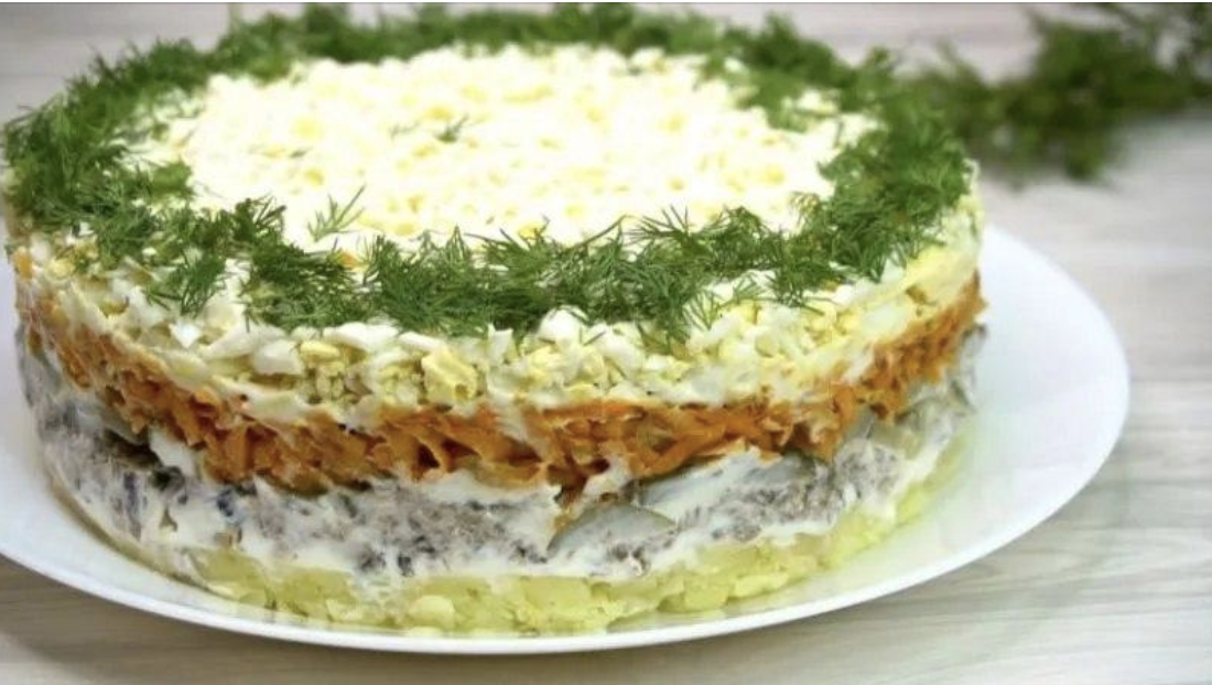 Нетиповий салат “оселедець під шубою” – але замість оселедця інший інгредієнт. Повірте, це ідеальний салат на всі застілля, гості будуть в шоці від такої смакоти.