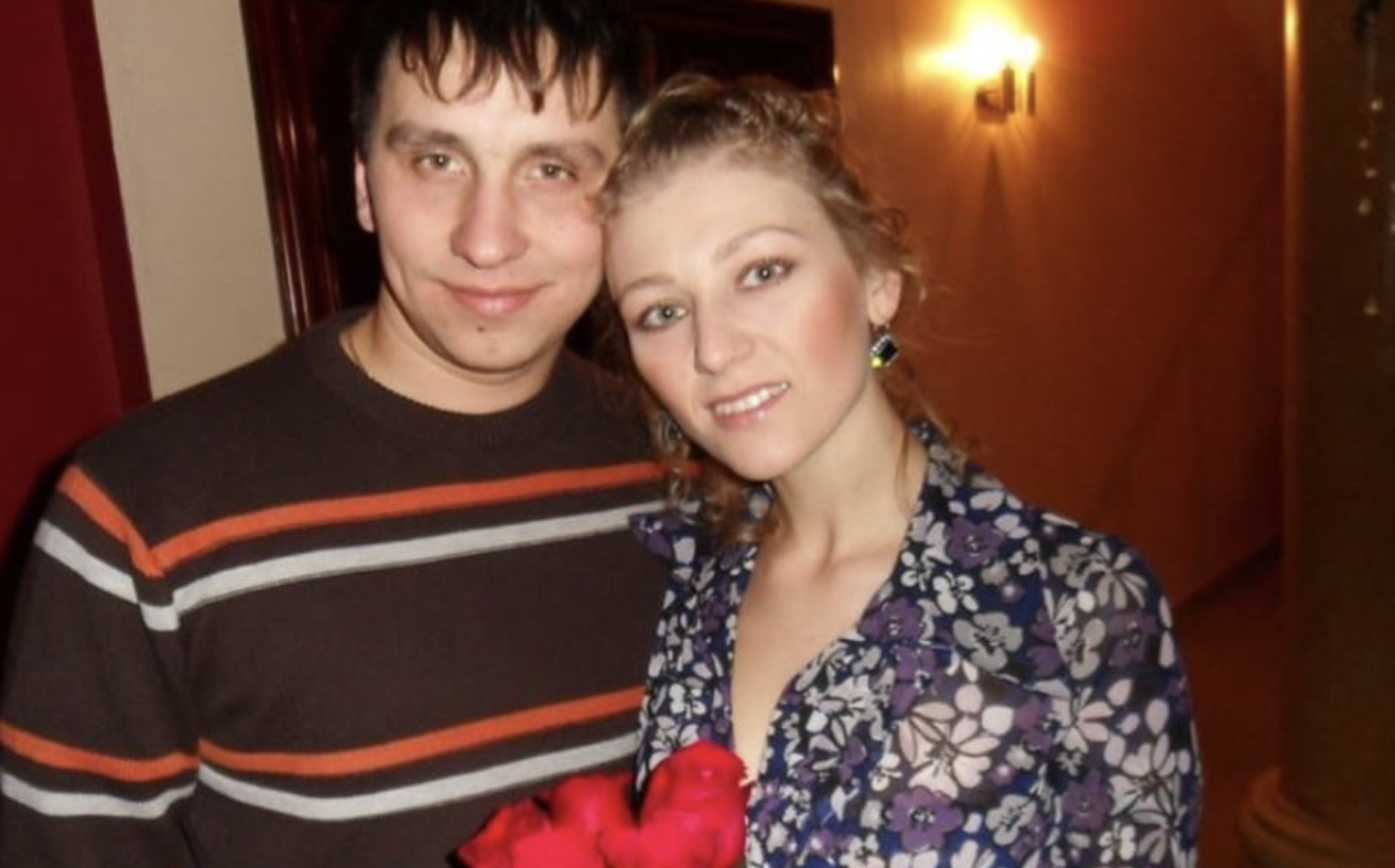 Я познайомився з Оксаною під час вступних іспитів, і вона мене одразу вразила. Однак я не наважувався підійти до неї. На щастя, ми обоє потрапили під одну програму, і після церемонії першокурсників я нарешті набрався сміливості, щоб поговорити з нею. Оксана приїхала із села та жила у студентському гуртожитку….