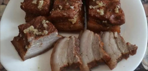 Найкращий рецепт українського сала до свят – вам знадобиться одне цибулиння. Виходить так апетитно, що гості за лічені секунди все з’їдають! Аромат невимовний, я вам це гарантую!