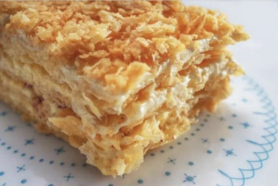 Ви точно ніколи не чули про рецепт цього десерту – Наполеон на пиві! Готувала вже кілька разів, і він щоразу смачніше.   Таке тісто легко приготувати, воно виходить повітряним і буде добре розшаровуватися.