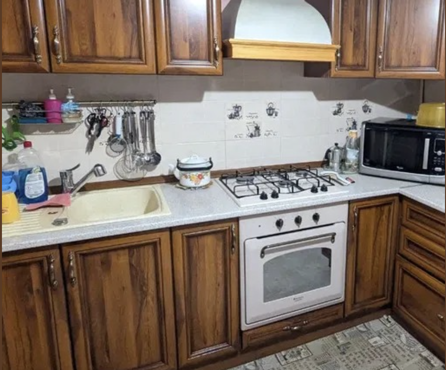 Як тільки зайшла у квартиру, відразу почула голос свекрухи, з якою ми не спілкувались 2 роки: – Сину, ти ж бачиш, яка вона в тебе. Хата не так прибрана, їсти не вміє готувати, на роботі пропадає. Це не дружина, а кара Божа! Та цього разу мовчати не стала, бо добре пам’ятаю, що зробила Тетяна Романівна 2 роки тому на своєму дні народженні. Може, хтось скаже, що я вчинила жорстоко, але інакше просто не могла. Тепер свекруха знатиме, що не можна лізти у чужу сім’ю.