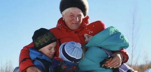 Мамо, тату, треба серйозно поговорити. У нас троє дітей. Їм потрібен простір. А ви живете тут у трикімнатній квартирі. – І що? – А те, що буде справедливо, якщо віддасте квартиру нам. – В якому сенсі – “віддасте”? – Переїдете в село. У вас же є дача. – Доню, та та дача ледь купи тримається. Там немає ні нормального опалення, ні умов. Це не житло. Та Анну нічого не цікавило і вона вдалась до шантажу. І ким? Онуками! Не знаю як бути і прошу поради.