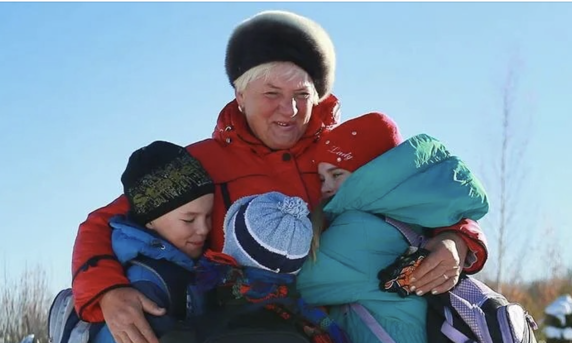 Мамо, тату, треба серйозно поговорити. У нас троє дітей. Їм потрібен простір. А ви живете тут у трикімнатній квартирі. – І що? – А те, що буде справедливо, якщо віддасте квартиру нам. – В якому сенсі – “віддасте”? – Переїдете в село. У вас же є дача. – Доню, та та дача ледь купи тримається. Там немає ні нормального опалення, ні умов. Це не житло. Та Анну нічого не цікавило і вона вдалась до шантажу. І ким? Онуками! Не знаю як бути і прошу поради.