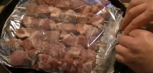 Новий метод приготування шашликів – запікати у рукаві. Повірте, м’ясо таке ніжне та соковите, що пальчики оближеш! На мангалі таке ніколи не вийде!