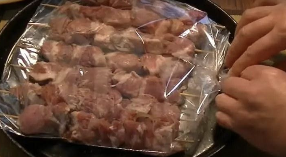 Новий метод приготування шашликів – запікати у рукаві. Повірте, м’ясо таке ніжне та соковите, що пальчики оближеш! На мангалі таке ніколи не вийде!