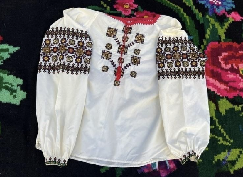 – Я ж думала, що це на ганчірки! – Я побігла в магазин, купити дорогий порошок, аби випрати давню бабину вишиванку. Та коли повернулась додому – сорочки не знайшла. Спитала у свекрухи й мало не знепритомніла від відповіді. Далі все було наче сон. Мене розривало від люті й розпачу.